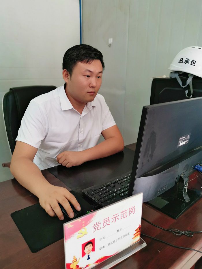 鲁立在办公室。冯翔  摄.jpg